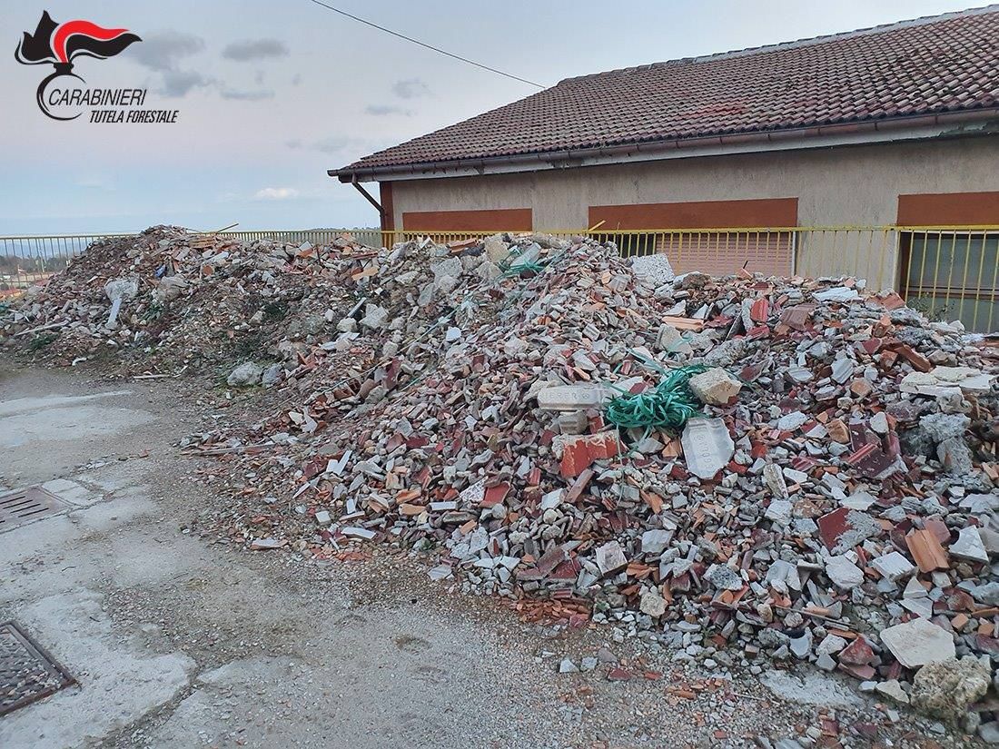 Rifiuti abbandonati nel cantiere dei lavori a scuola, una denuncia a San Giovanni in Fiore
