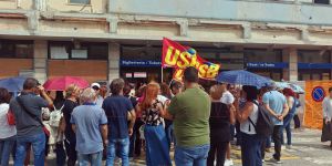 I “mille incerti” dei Tis in piazza a Lamezia fino alla stazione, poi l’intesa: fissato il vertice in Prefettura | FOTO E VIDEO