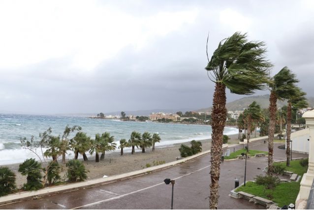 Forte vento, chiuso a Reggio Calabria il Lungomare “Falcomatà”