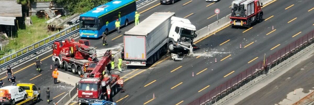 Tir salta la carreggiata e travolge auto sull’Autostrada dei Laghi, tre feriti. Uno è grave