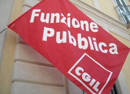 I lavoratori senza stipendio occupano le sedi delle cinque Province