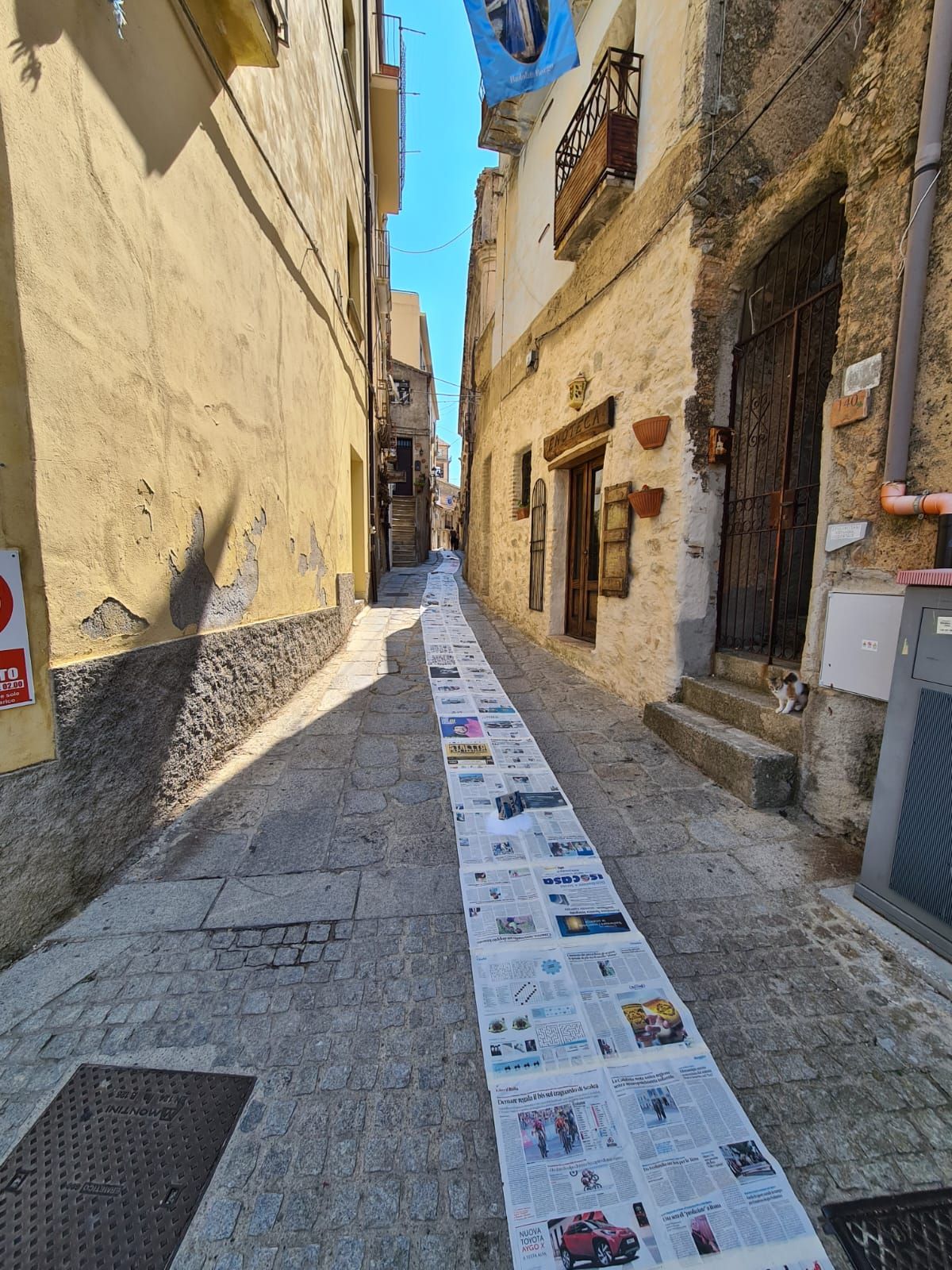 Badolato a difesa dell’informazione, un tappeto di giornali per le vie della città
