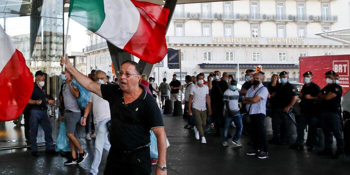 Lamorgese: «C’è il rischio che le proteste no-vax attirino frange estremiste e violente»