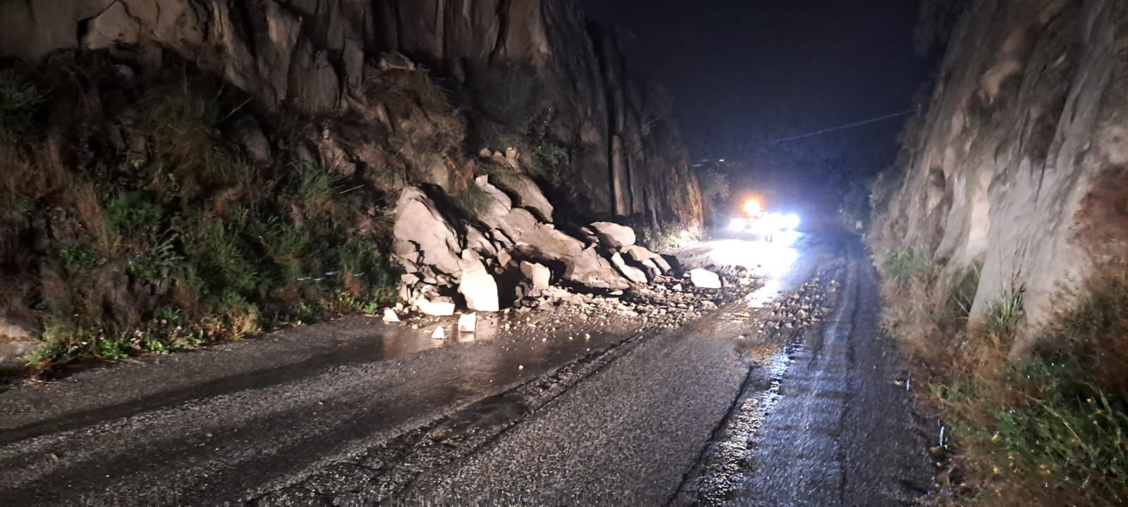 Maltempo, frana sulla strada provinciale 21 Lazzaro-Motta San Giovanni