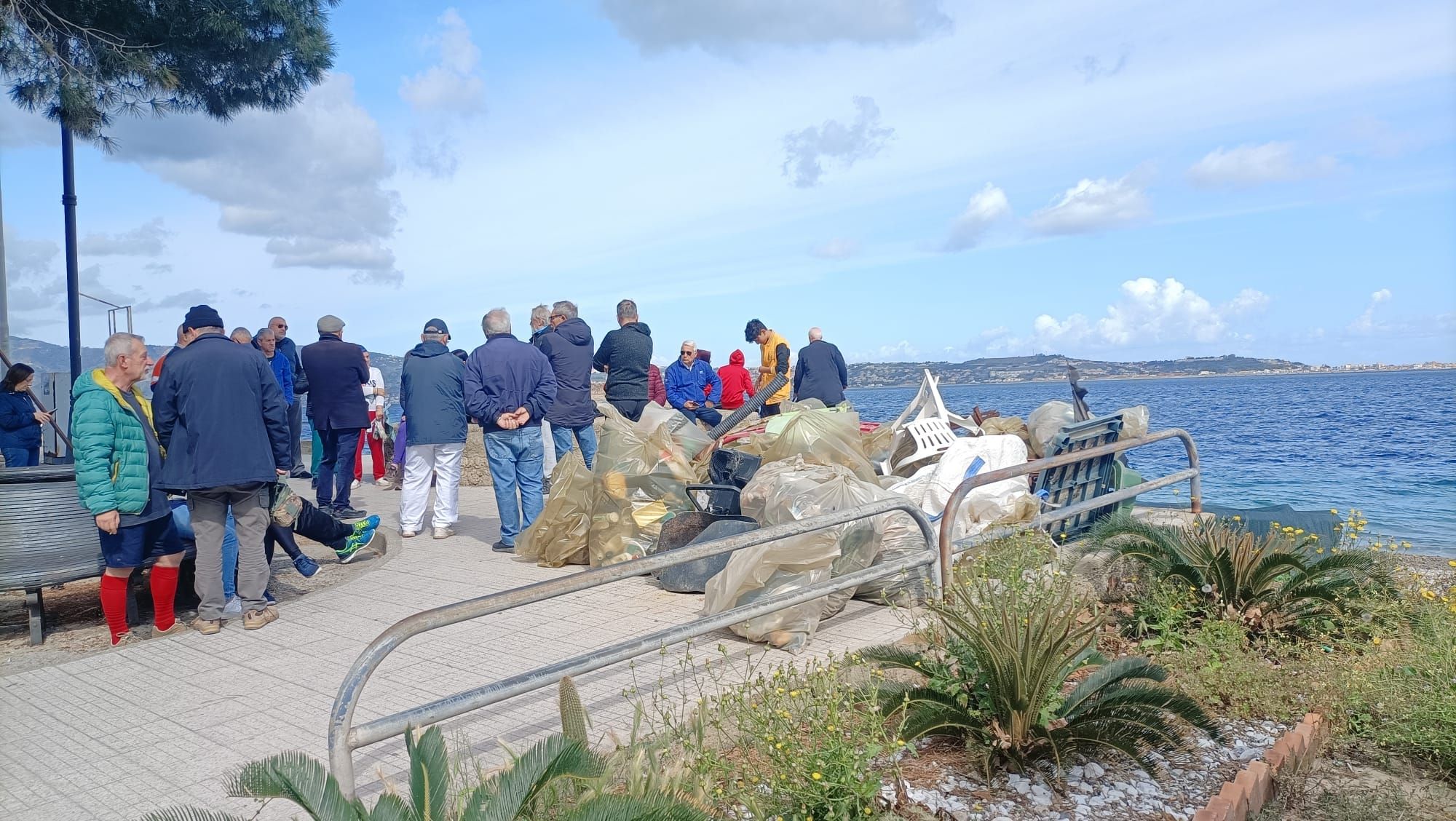 “Earth day”, a Villa San Giovanni la pulizia della spiaggia a Cannitello