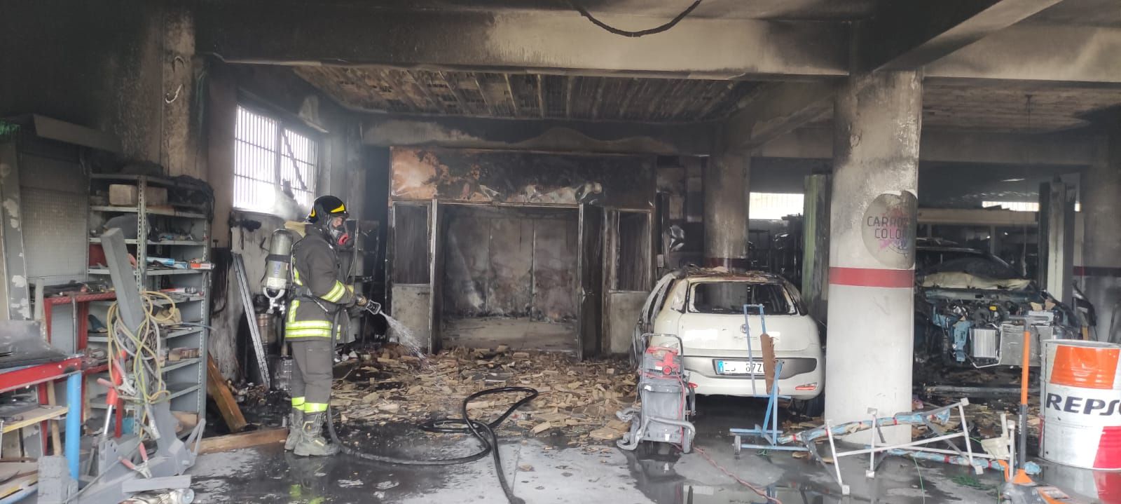 Autocarrozzeria in fiamme a Siderno, i vigili del fuoco evitano il peggio