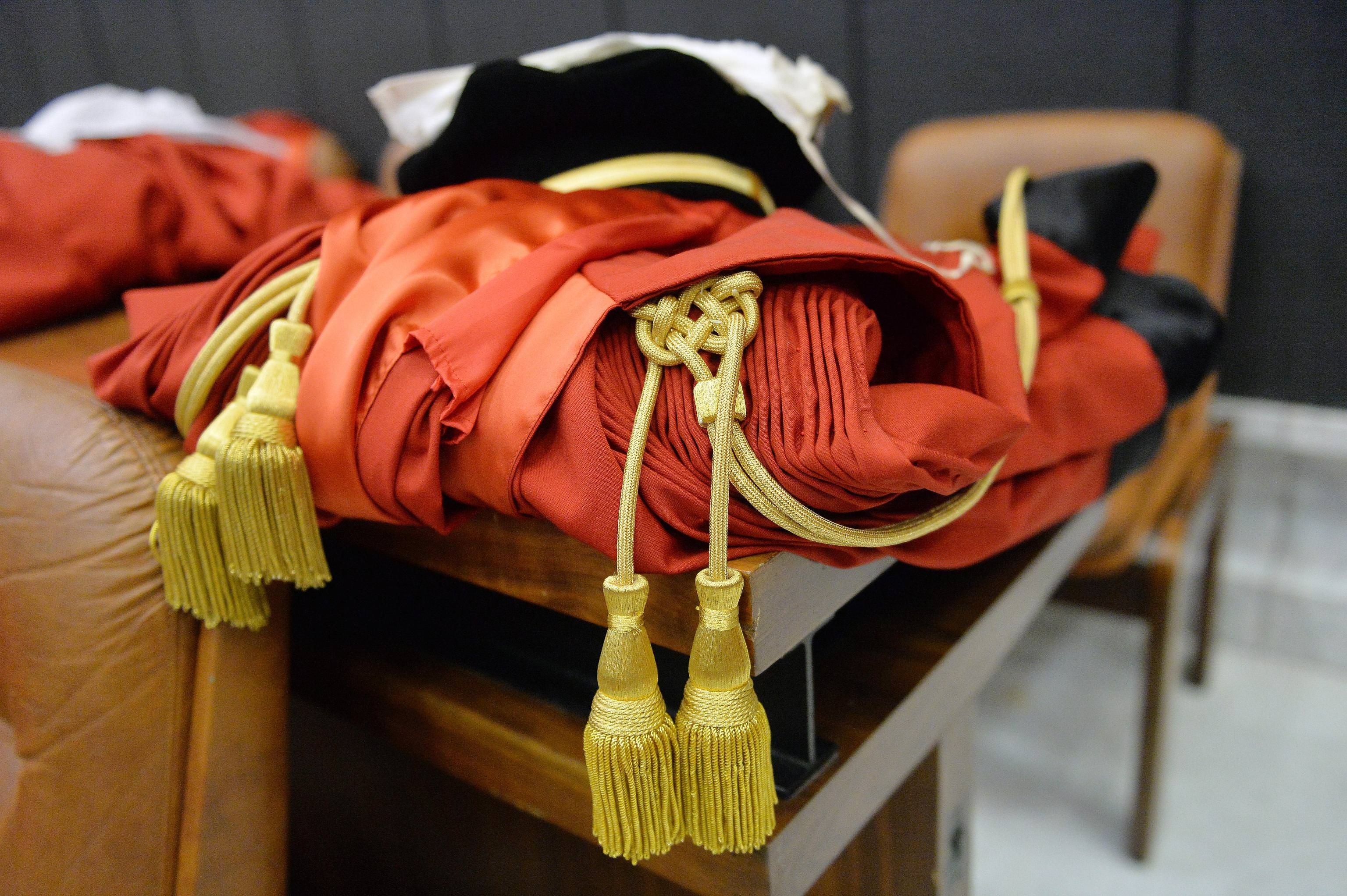 Cosenza in dissesto, è scontro politico. Occhiuto tira dritto: «Resto in campo per la Regione»