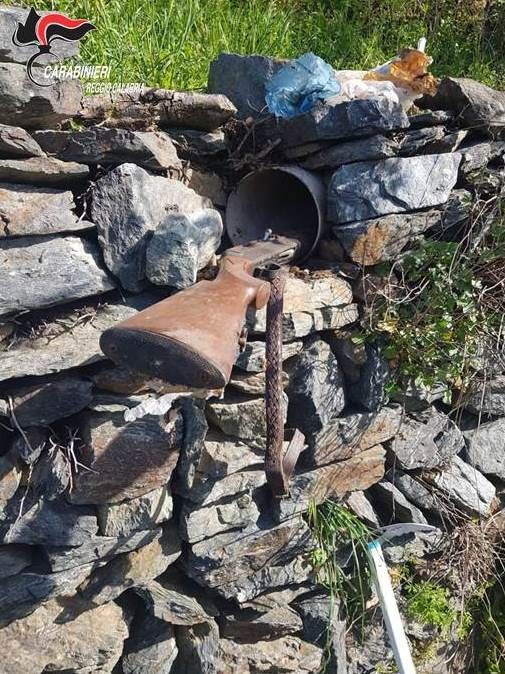 Reggio Calabria, i carabinieri scovano un fucile nascosto in campagna