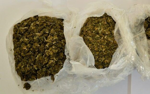 Crotone, sequestrati due chili di marjuana: arrestato un 32enne