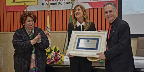 Leone premiato da Manzini e Napoli