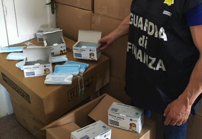 Crotone, sequestrate oltre 100 mila mascherine non a norma