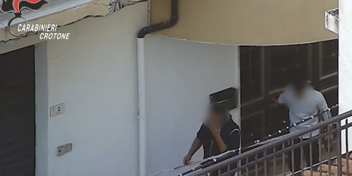 'Ndrangheta, favorirono la latitanza di due esponenti del locale di Cirò: 7 misure cautelari