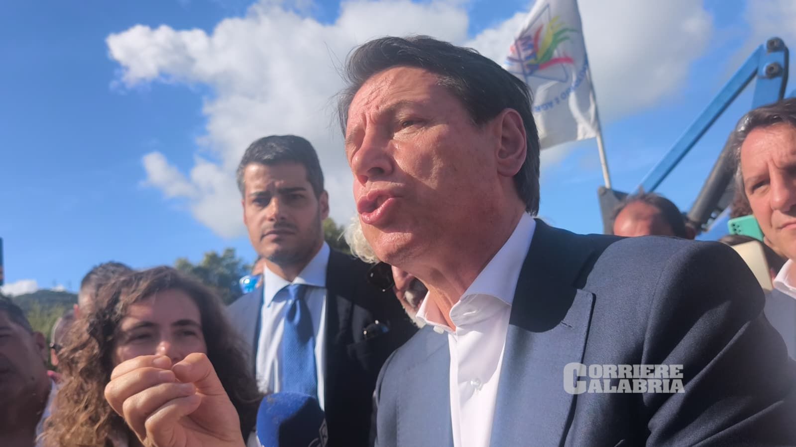 Conte a Pizzo sfida Meloni: «Venite qui, i cittadini sono disperati. Non servono decreti sicurezza» – VIDEO