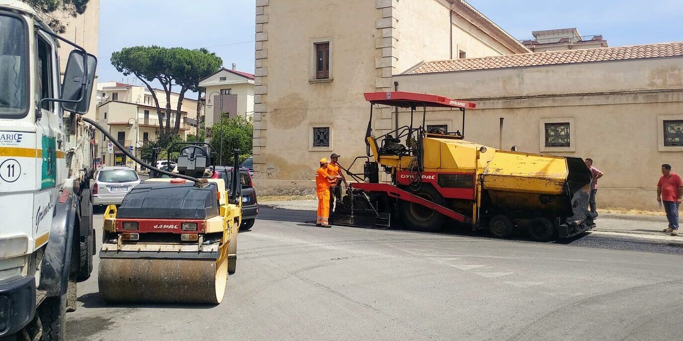 Corigliano Rossano, mutuo da 7 milioni per asfaltare le strade. La denuncia: «È una follia»