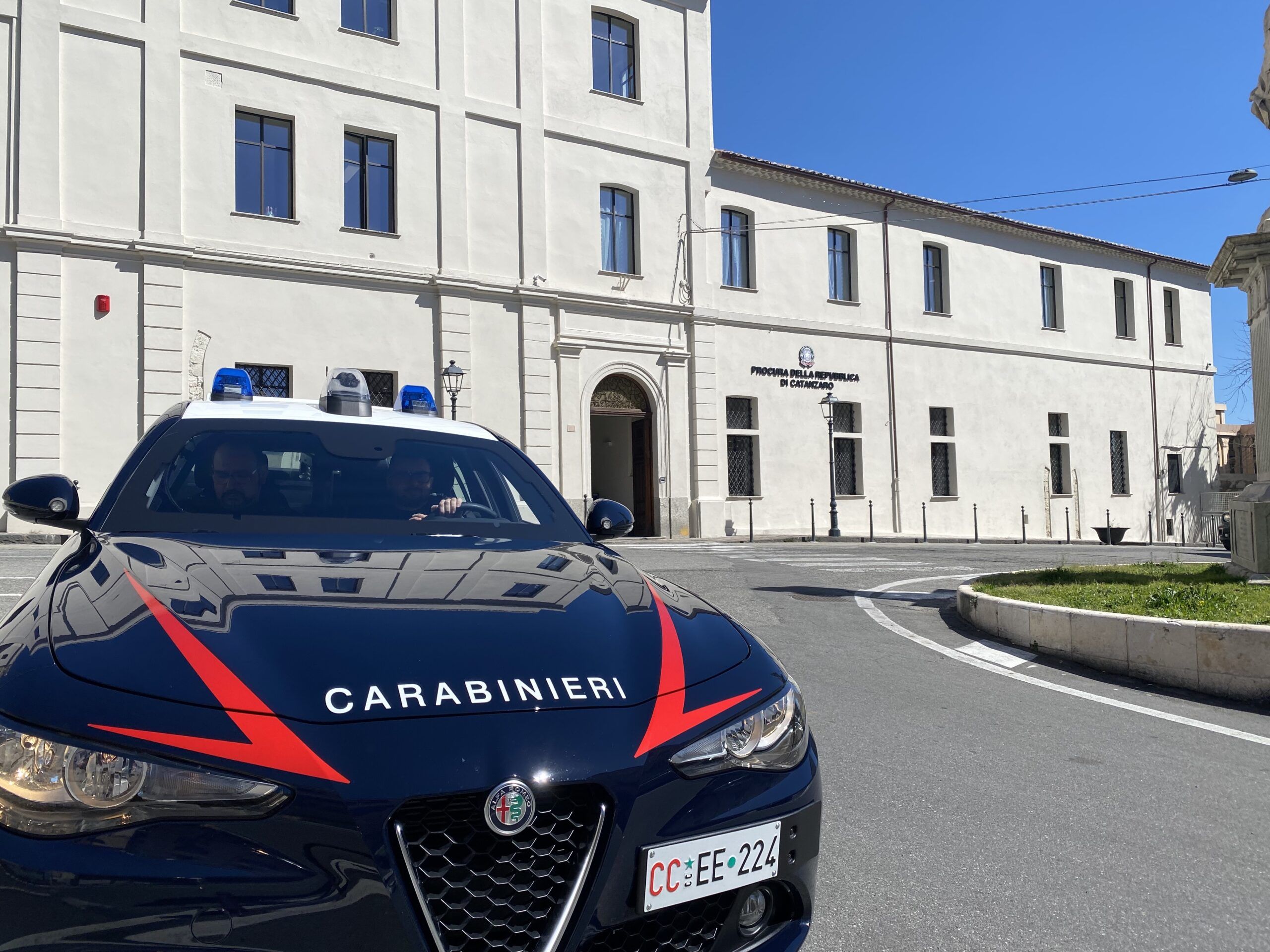 ‘Ndrangheta, estorsioni, armi e droga: 22 arresti tra Cutro e Catanzaro – I NOMI