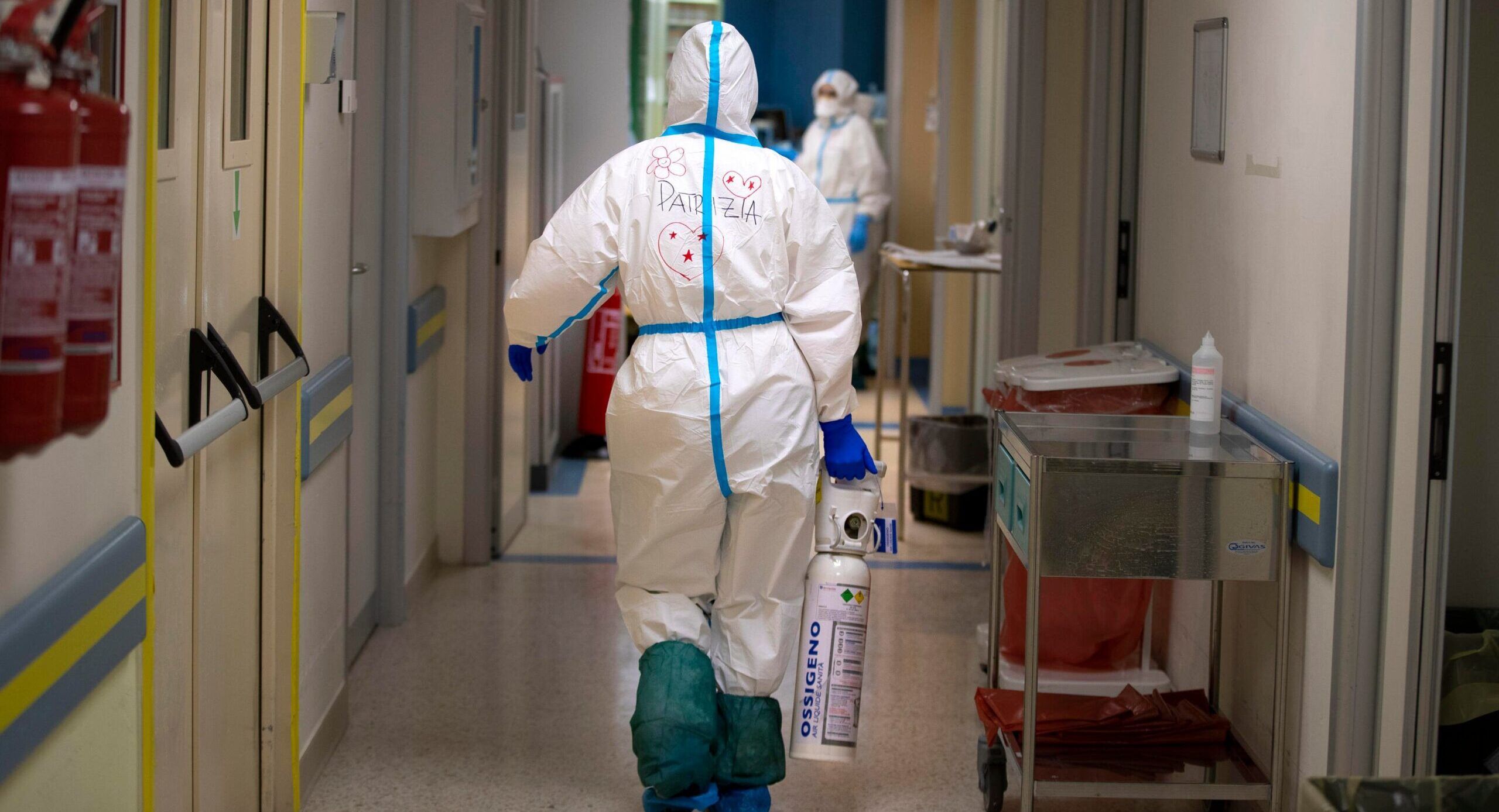 Covid, aumentano i tamponi e tornano a salire i contagi: +3.551 in 24 ore. Cinque i decessi – GRAFICO