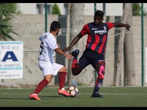 Sulla maglia del Crotone lo slogan "Vieni in Calabria"