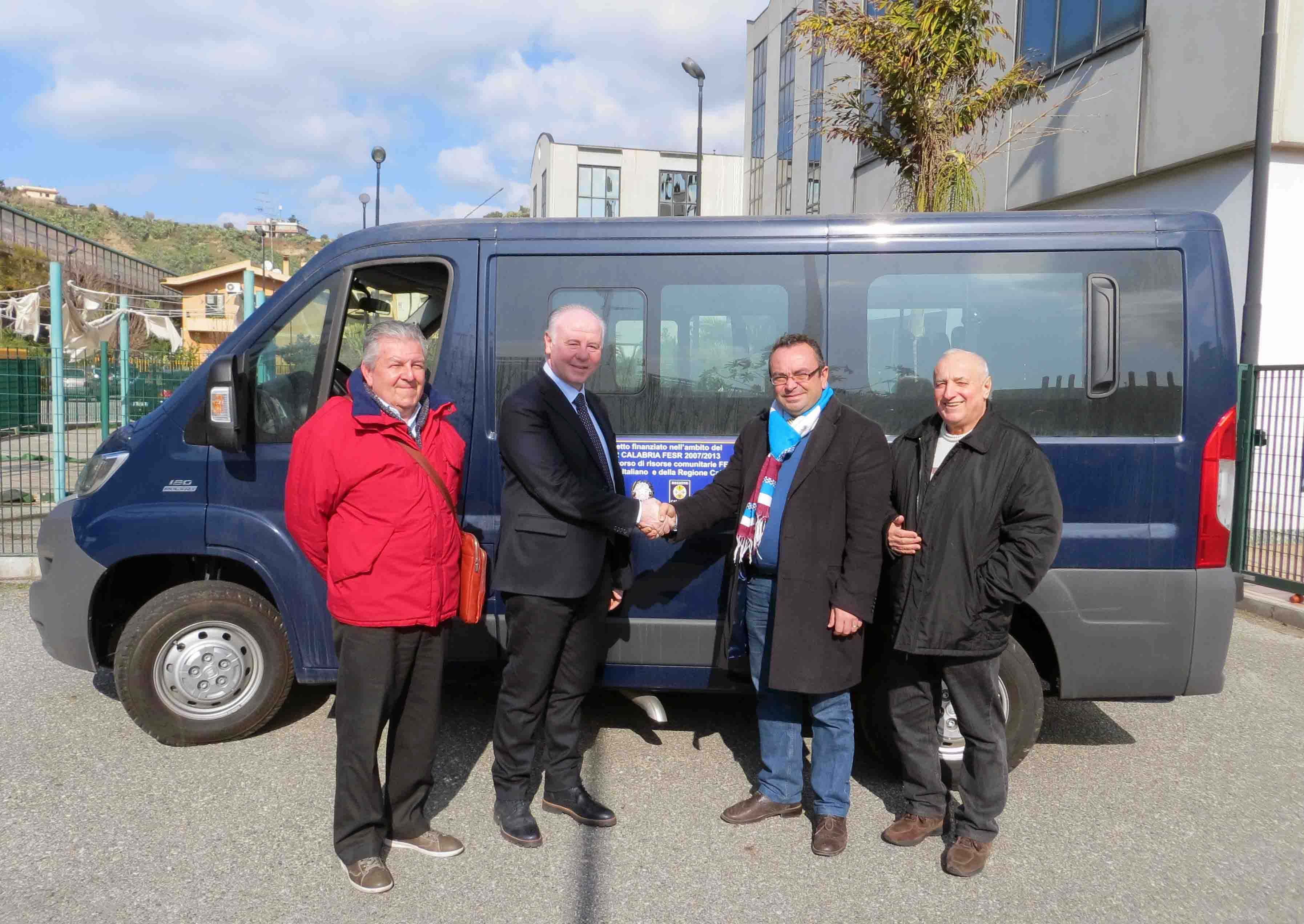 Platì, la Provincia di Reggio dona un pulmino alla comunità