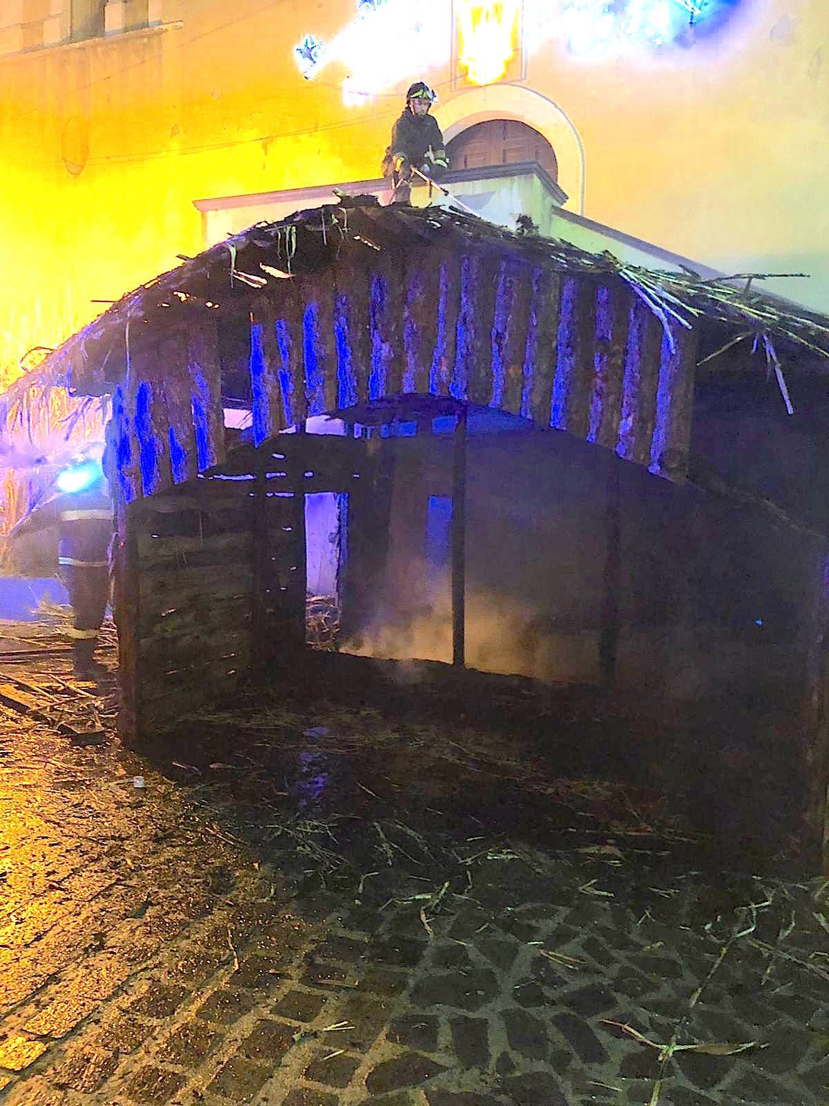 Incendiata la capanna del presepe vivente a Simeri Crichi
