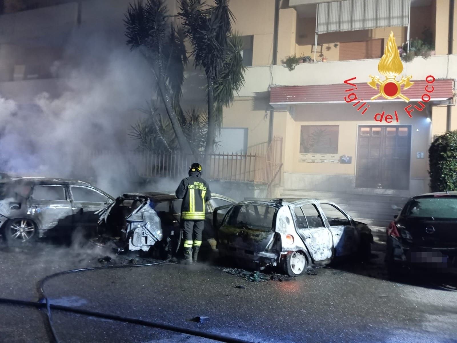 Auto in fiamme nella notte a Lamezia Terme, non si esclude la pista dolosa – FOTO