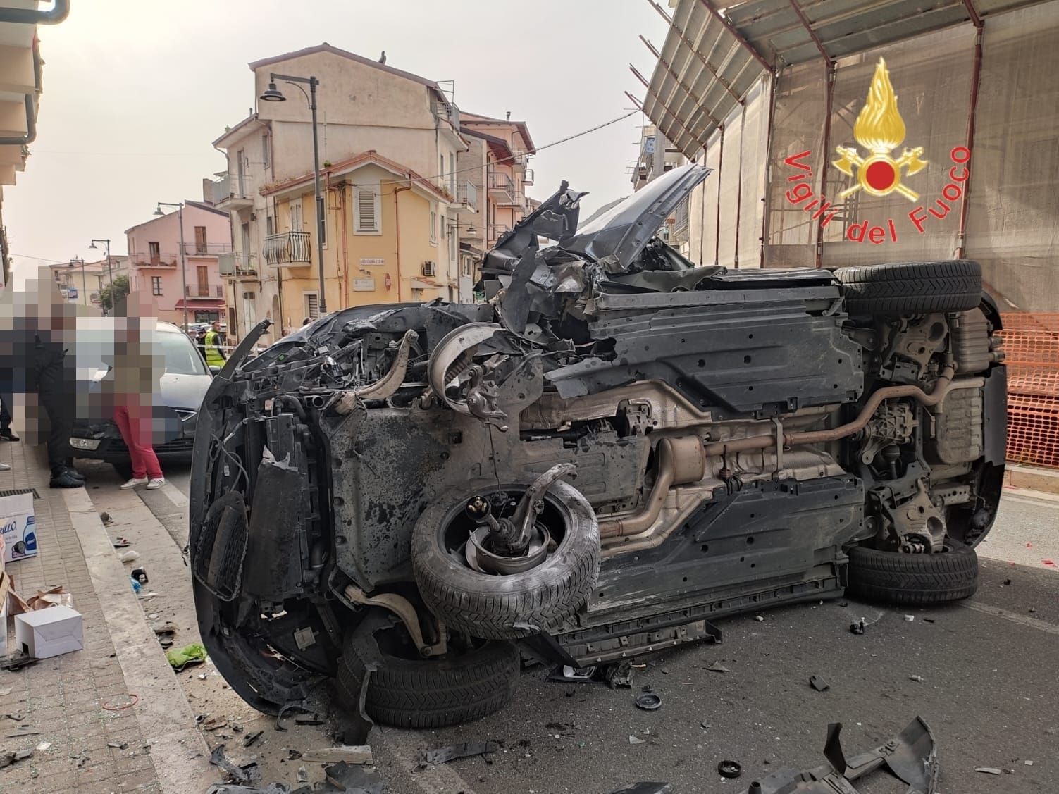 Incidente a Lamezia, auto si ribalta in via delle Terme: ferita una donna. Interviene l’elisoccorso – FOTO