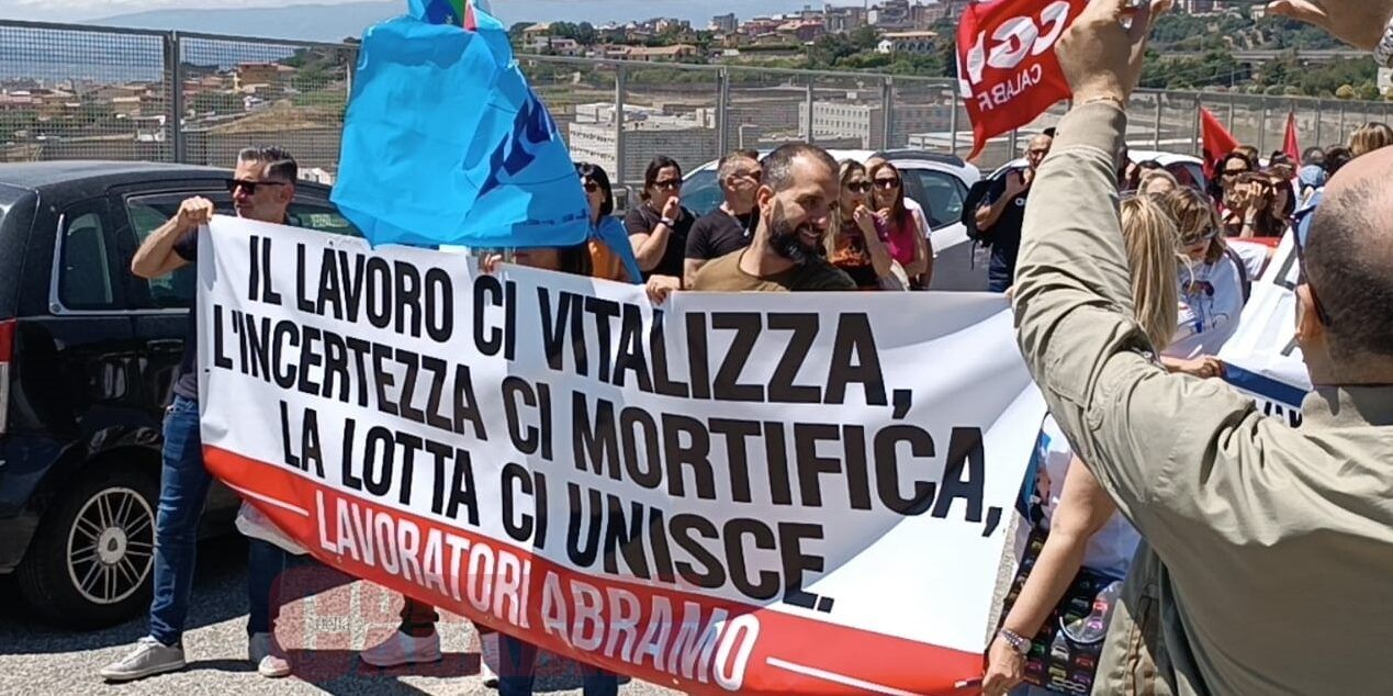 Abramo Customer Care e tirocinanti, Occhiuto: «Il 19 giugno incontrerò i sindacati»