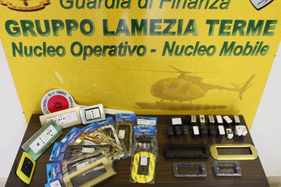 Lamezia, sequestrati 30mila prodotti elettronici taroccati