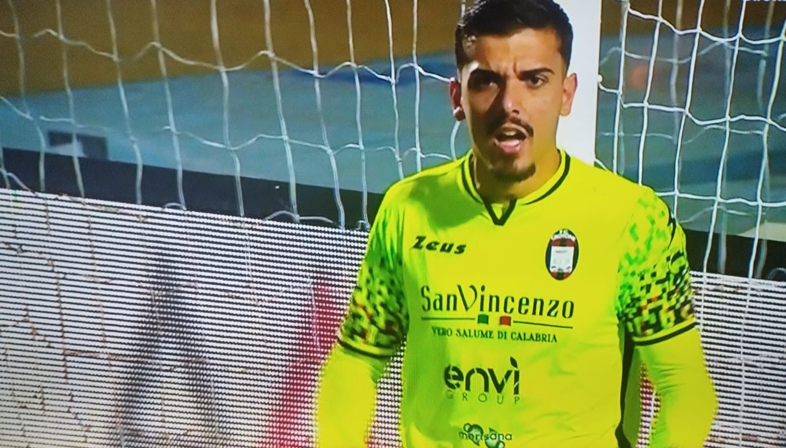 Il Crotone soffre ma passa il turno contro la FeralpiSalò