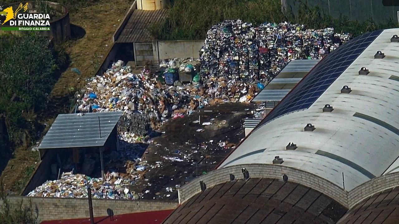 Sequestrata maxi discarica di rifiuti pericolosi nel Reggino, denunciato un imprenditore