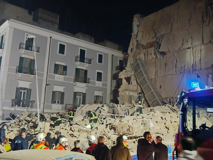 Crollo di una palazzina a Bari, 74enne salvata dalle macerie dopo 24 ore