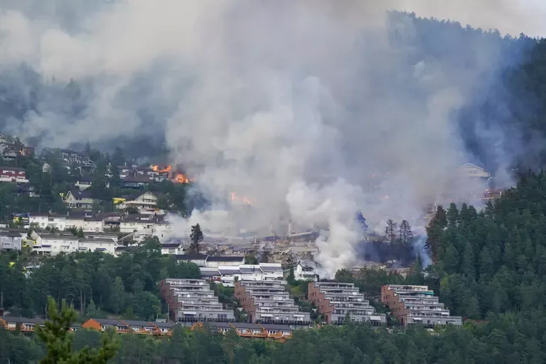 Oltre 100 case distrutte da un vasto incendio in Norvegia: centinaia di evacuati