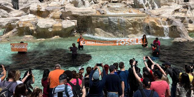 Blitz di Ultima Generazione: liquido nero nella Fontana di Trevi