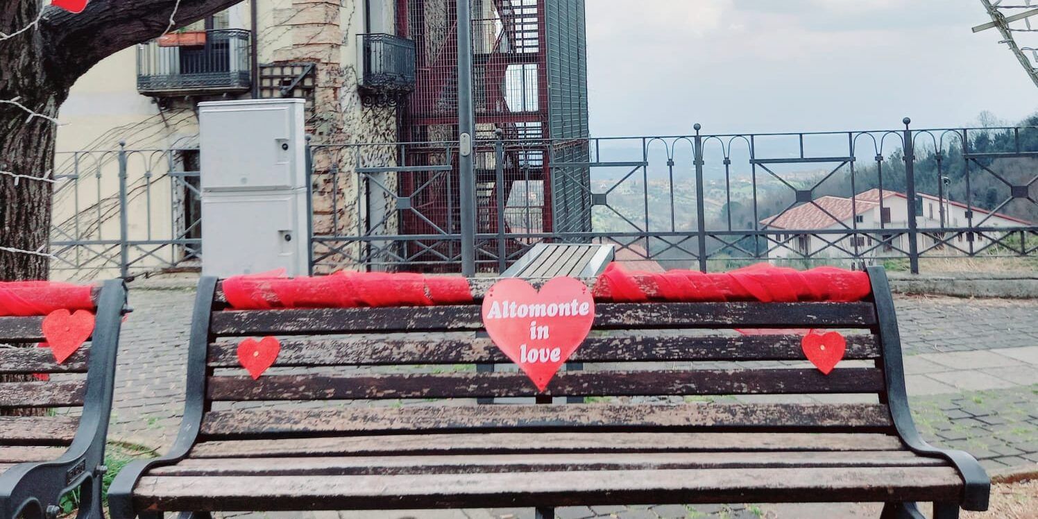 Altomonte, allestite le panchine dell’amore per San Valentino