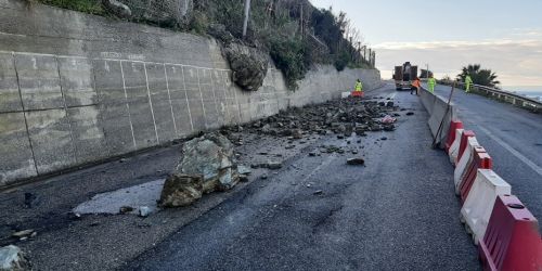 Frana ad Amantea, la statale 18 riaprirà a senso unico alternato