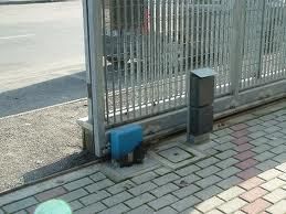 Anziana muore schiacciata dal cancello