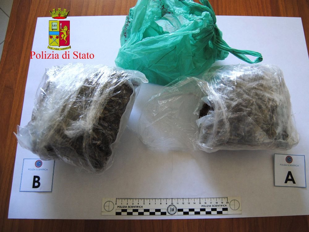 Tre giovani beccati con un chilo di cannabis