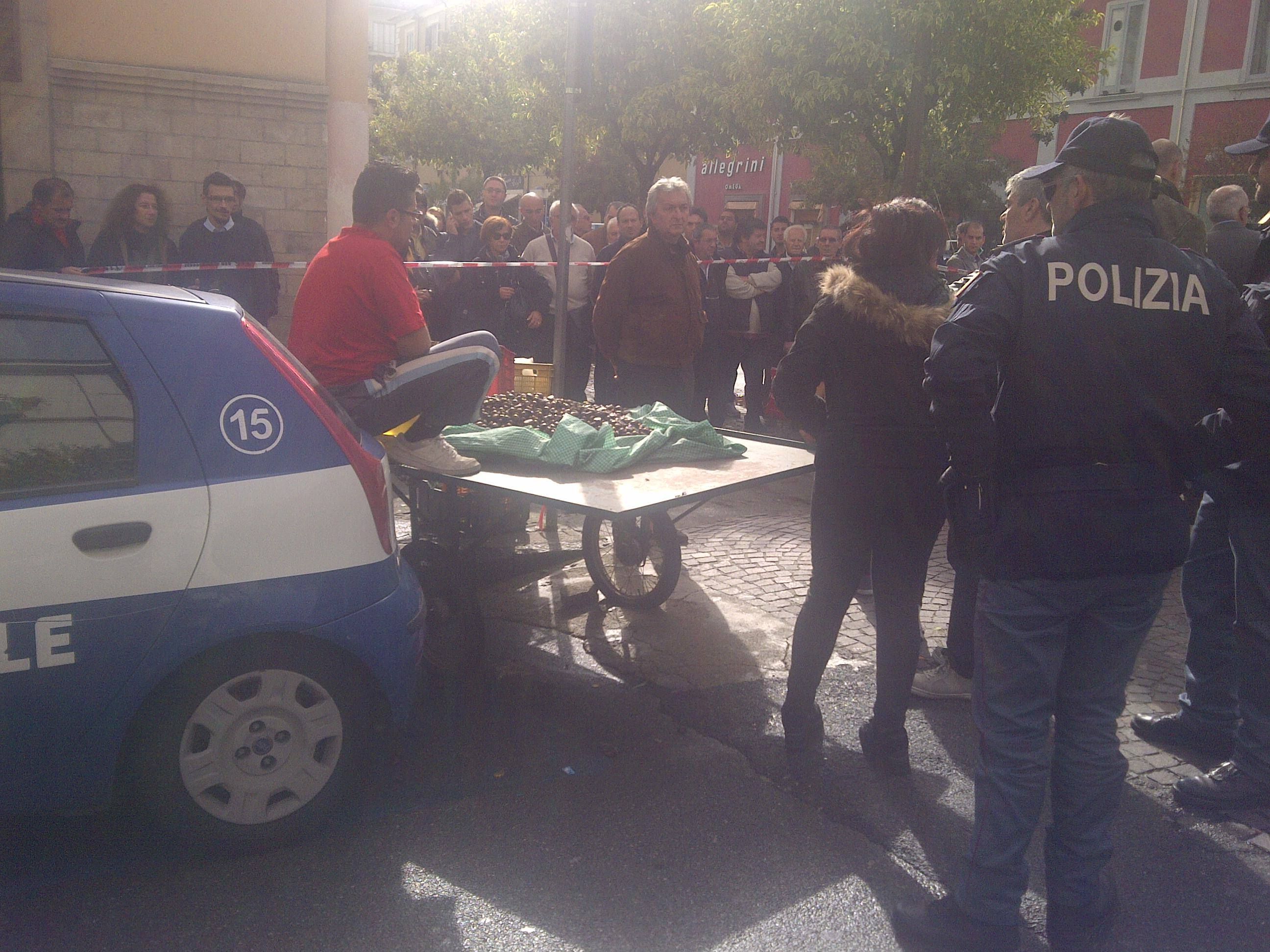 Minaccia di darsi fuoco in centro a Cosenza