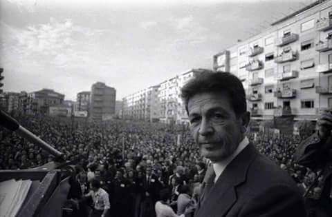 La politica ama (ancora) i bagni di folla