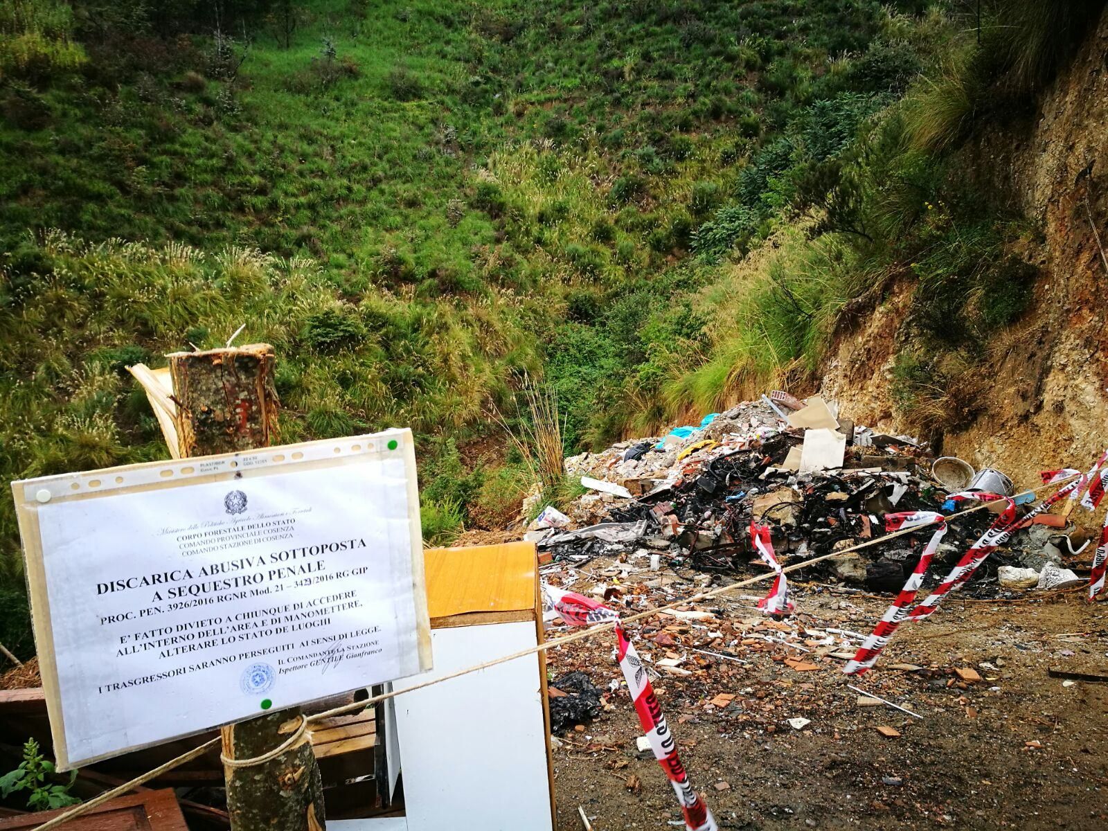 Cosenza, sigilli a una discarica abusiva