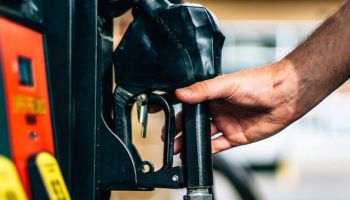 Taglio delle accise sui carburanti, Federconsumatori: «Prezzi ancora alti, in Calabria addirittura aumentano»