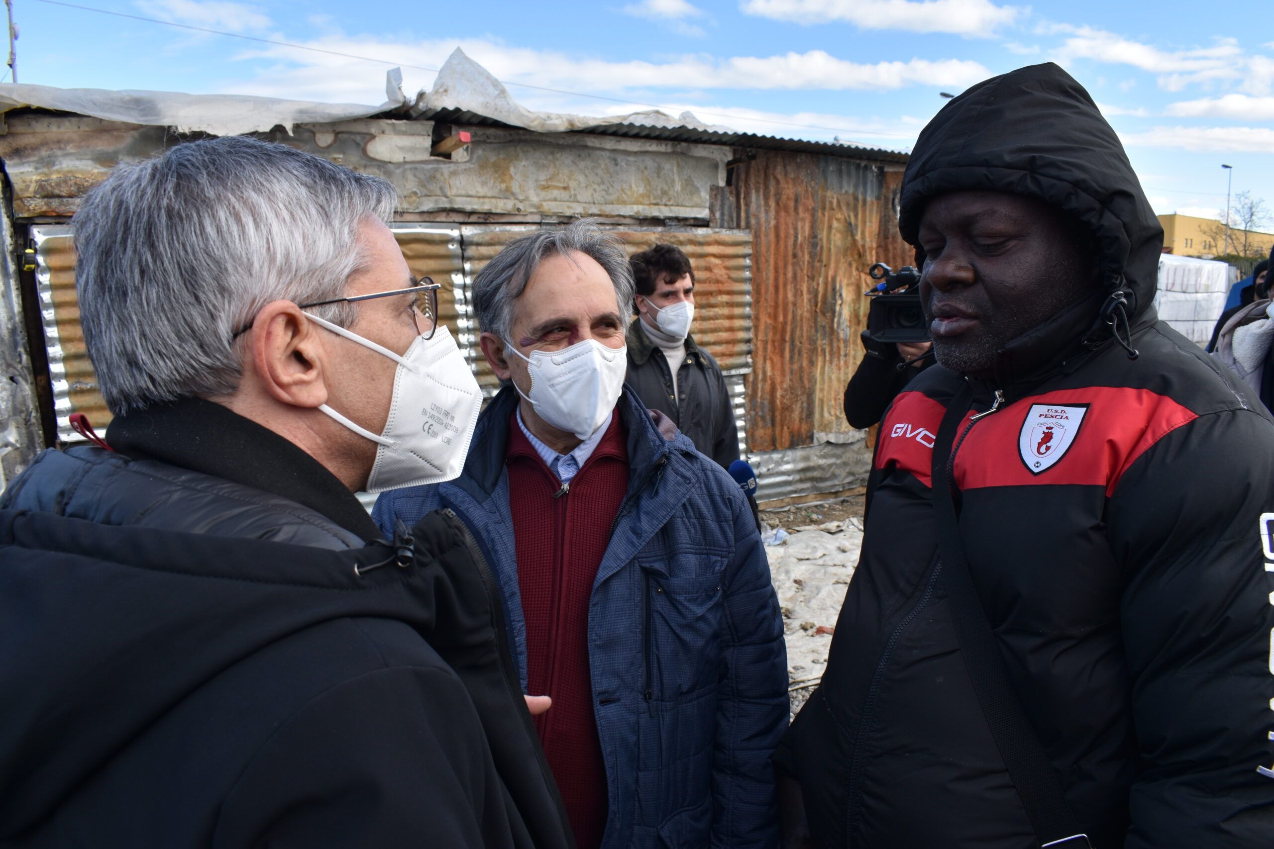 San Ferdinando, associazioni e autorità in visita all’ex tendopoli. «L’accoglienza esige altro» – FOTO