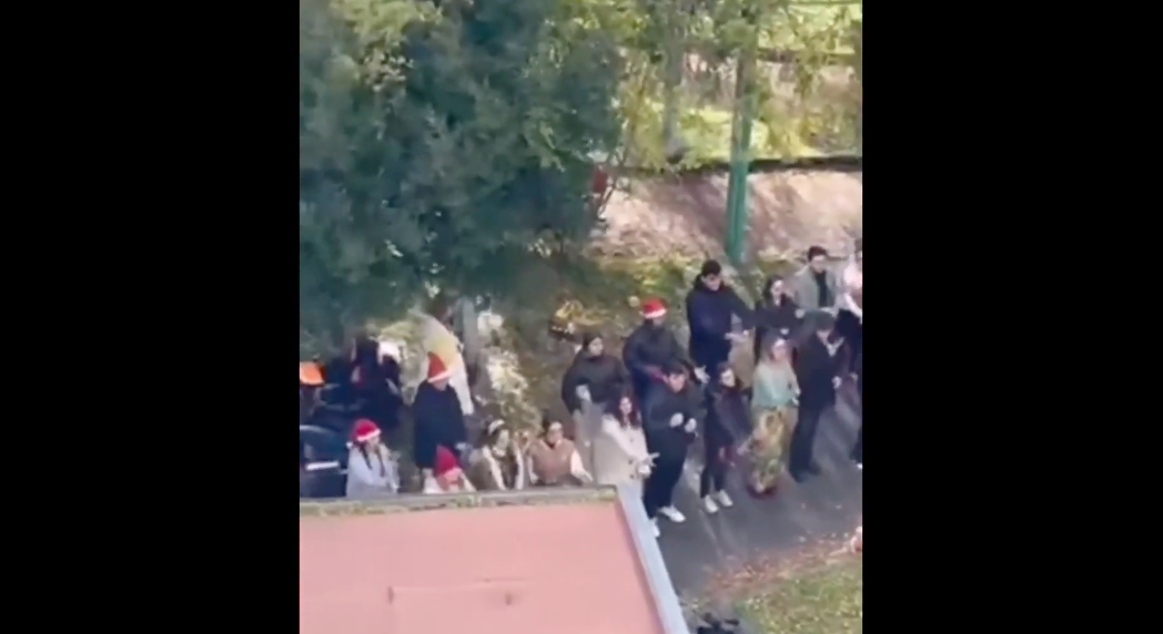 Catanzaro, l’omaggio degli studenti alla docente ricoverata in ospedale con la canzone “Supereroi”- VIDEO