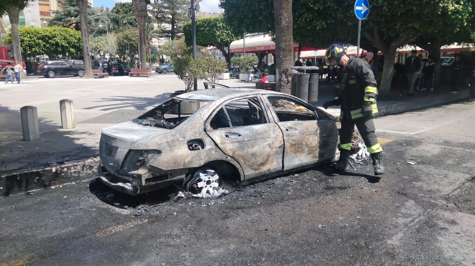 Auto prende fuoco nel centro di Roccella, salvo il conducente