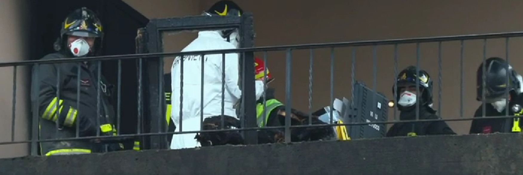 Donna uccisa a coltellate in casa, fermato il figlio 22enne