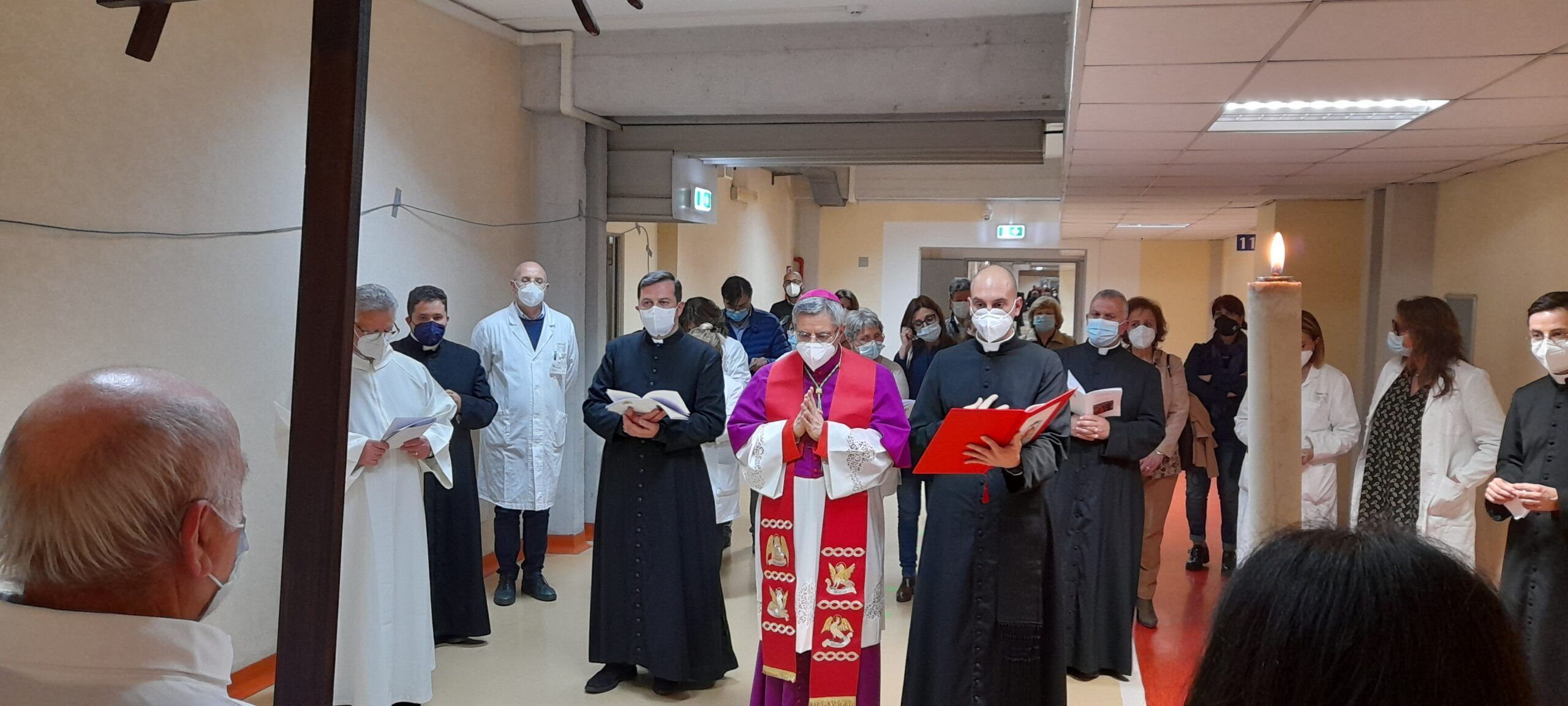 Lamezia, Via Crucis del vescovo Schillaci all’ospedale