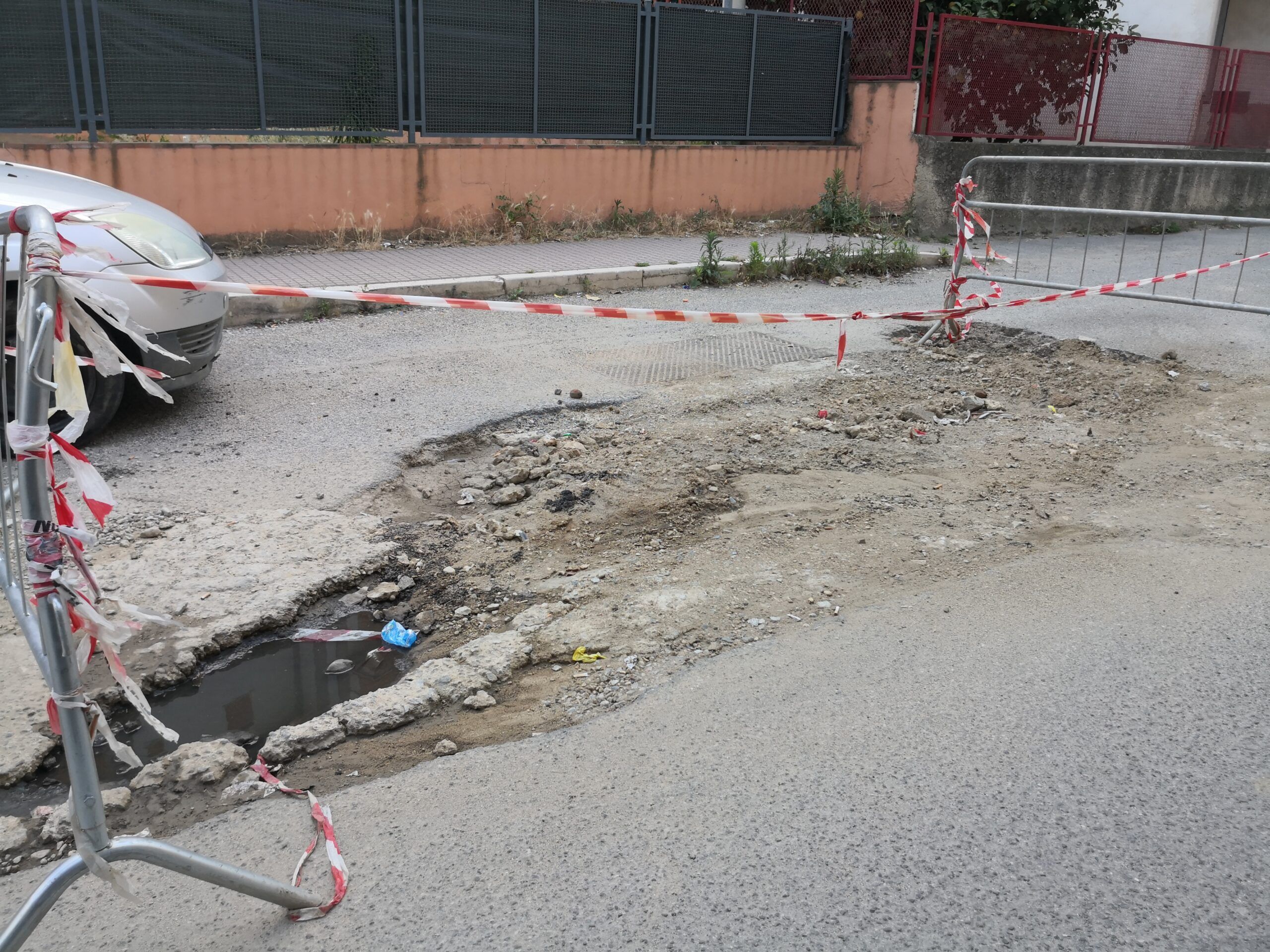 Incuria, buche, disservizi e spazzatura allo scalo coriglianese