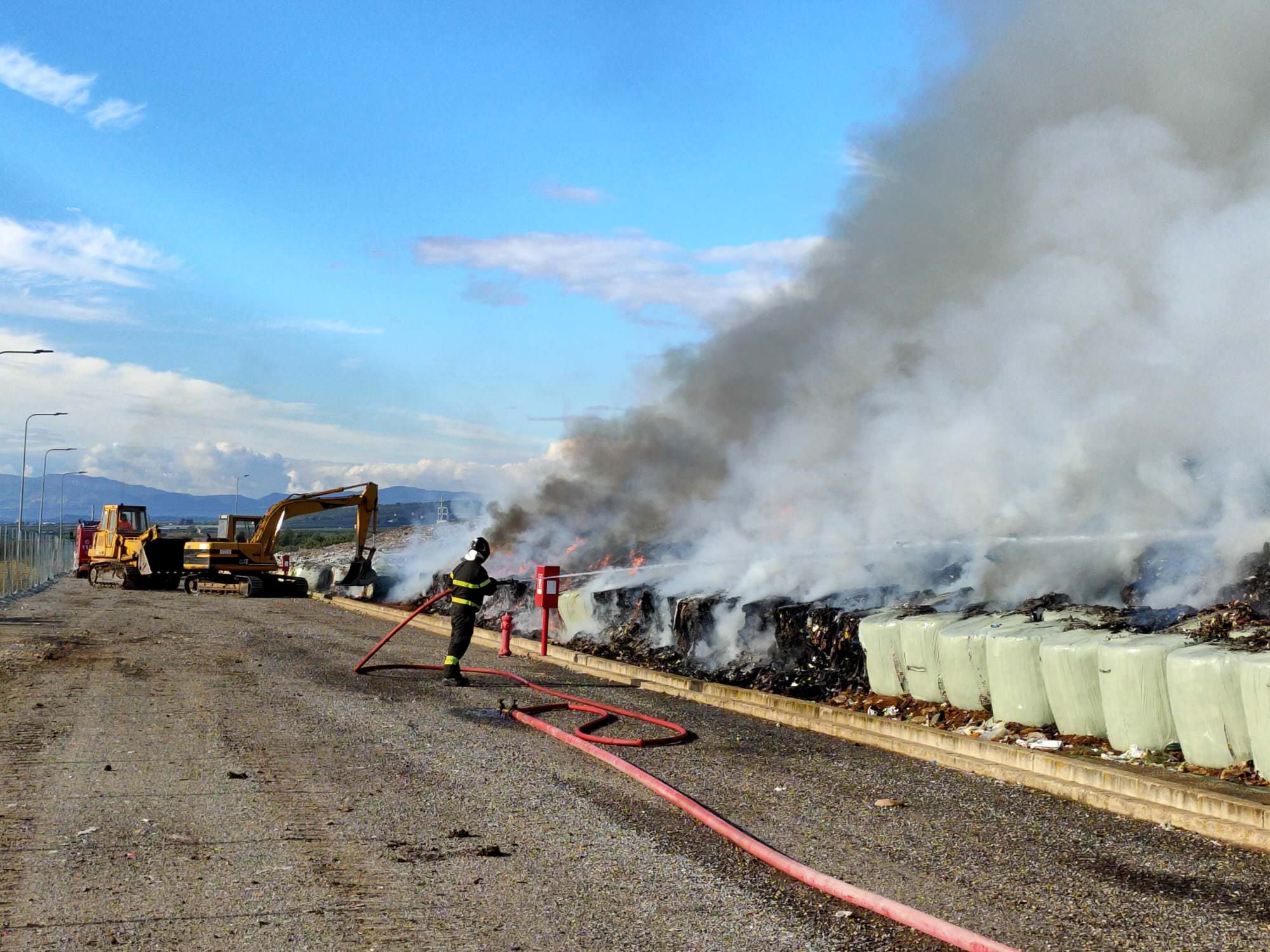 In fiamme la discarica di Cassano allo Ionio – VIDEO