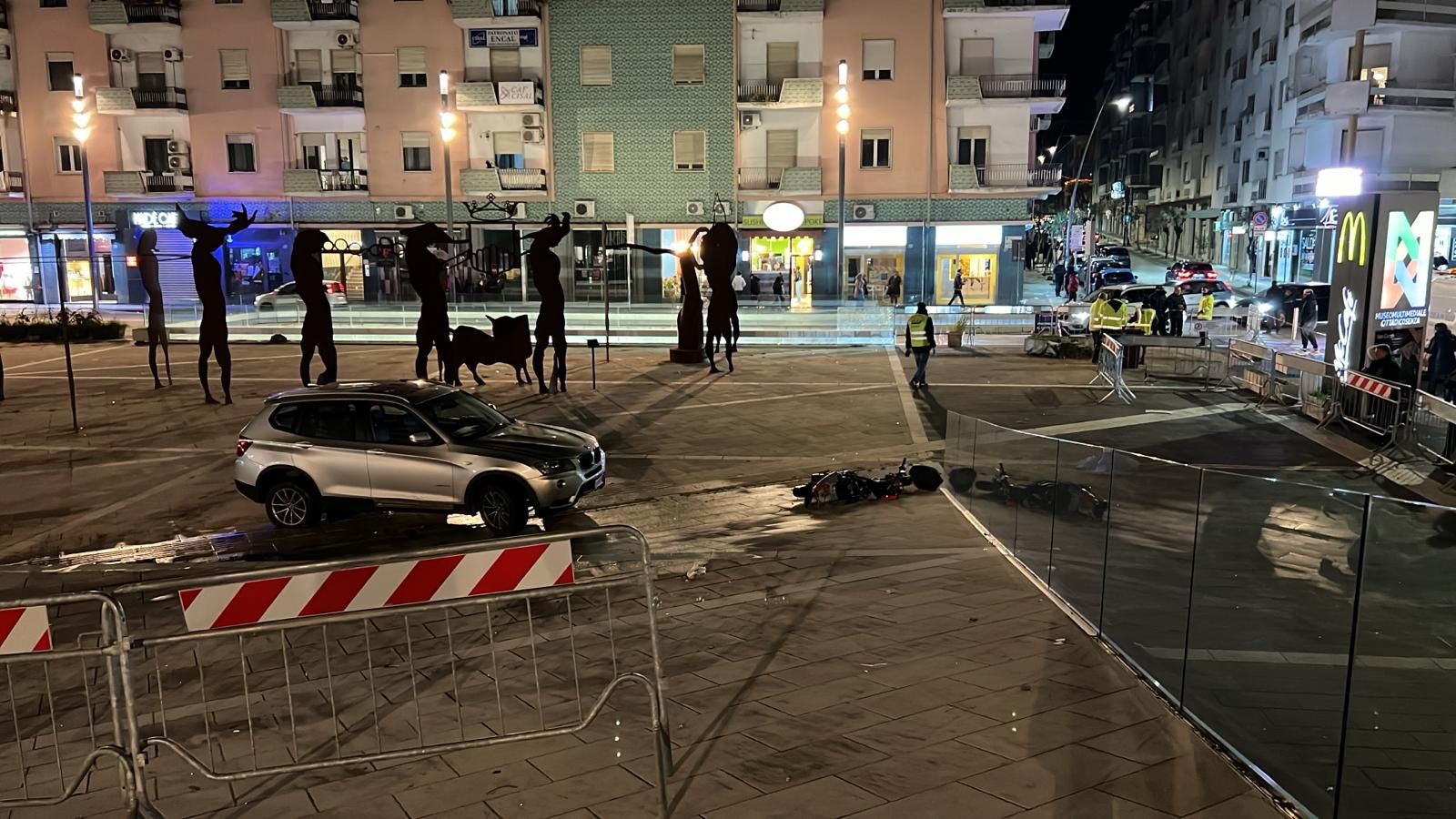 Cosenza, perde il controllo dell’auto e finisce su piazza Bilotti