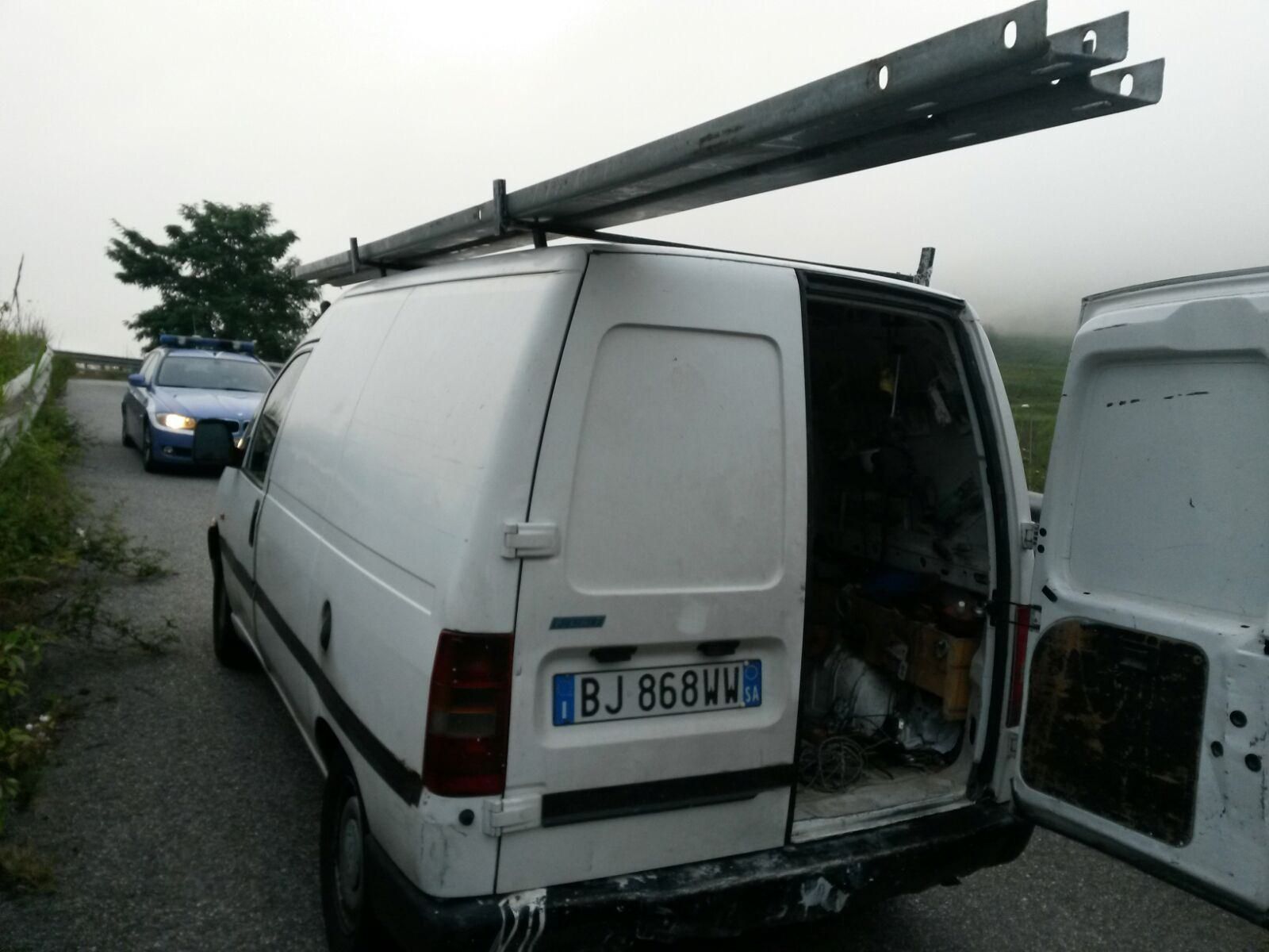 Sorpreso a rubare guard-rail sull'A3, arrestato