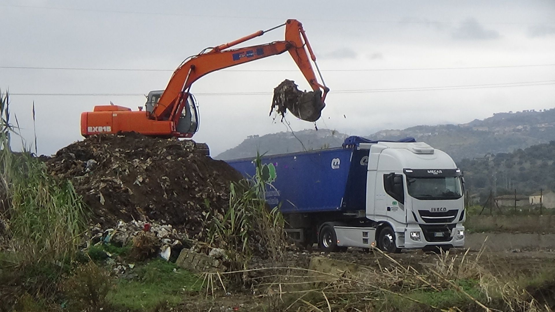 Nella Locride «una bomba ecologica» a ridosso di una fiumara: a Bovalino in corso la bonifica dell’area – VIDEO